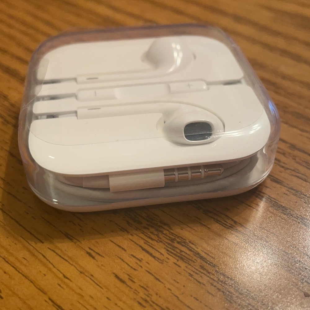 Apple Earbuds with built in volume buttons and mic - Picture 2 of 4